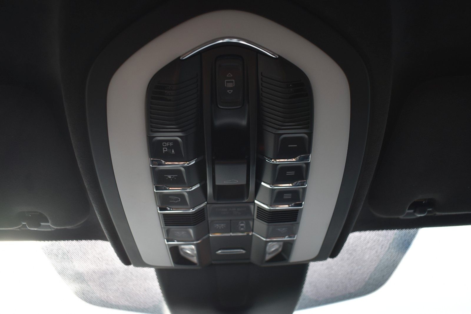 Fahrzeugabbildung Porsche Cayenne Turbo Panorama AHK Sport Chrono Keramik