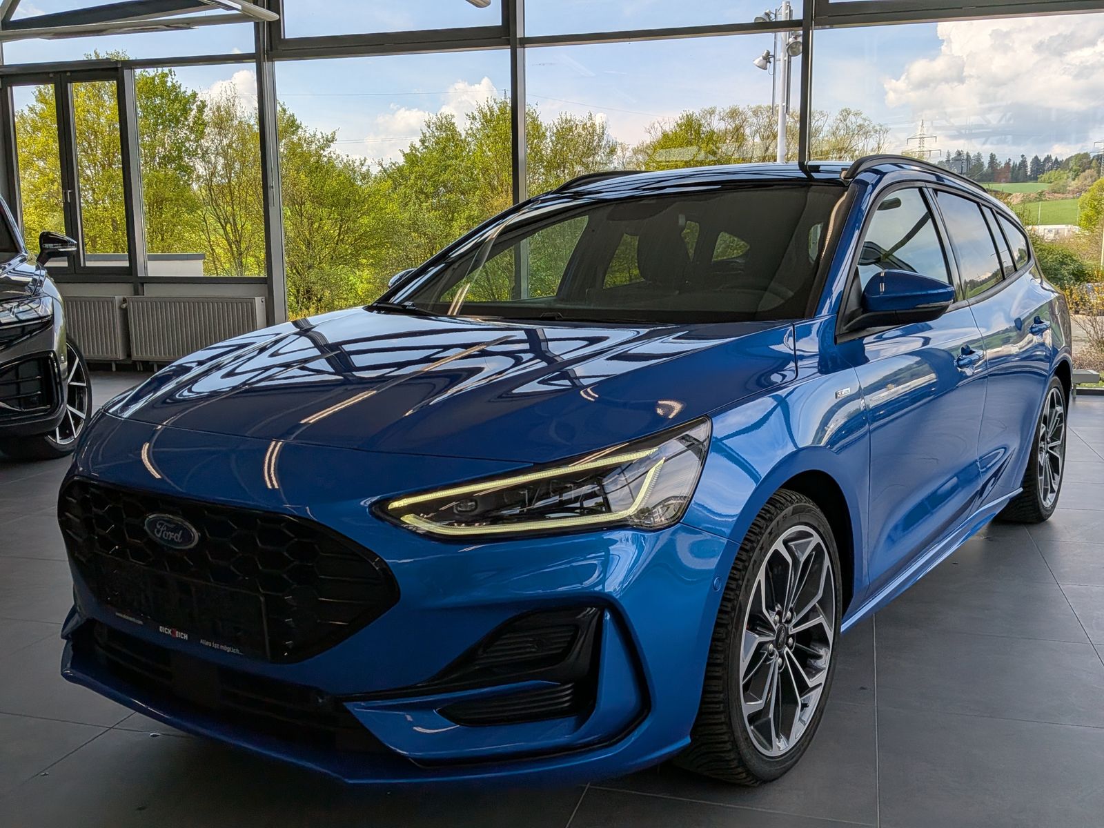 Fahrzeugabbildung Ford Focus ST-Line X Styling Matrix B&amp;O Pano 18"