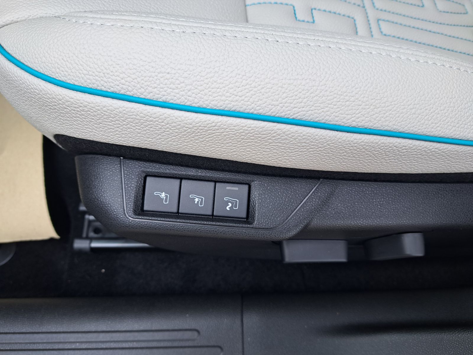 Fahrzeugabbildung Fiat 600 1.2 MHEV LaPrima AUTOMATIK LED NAVI SHZ -25%