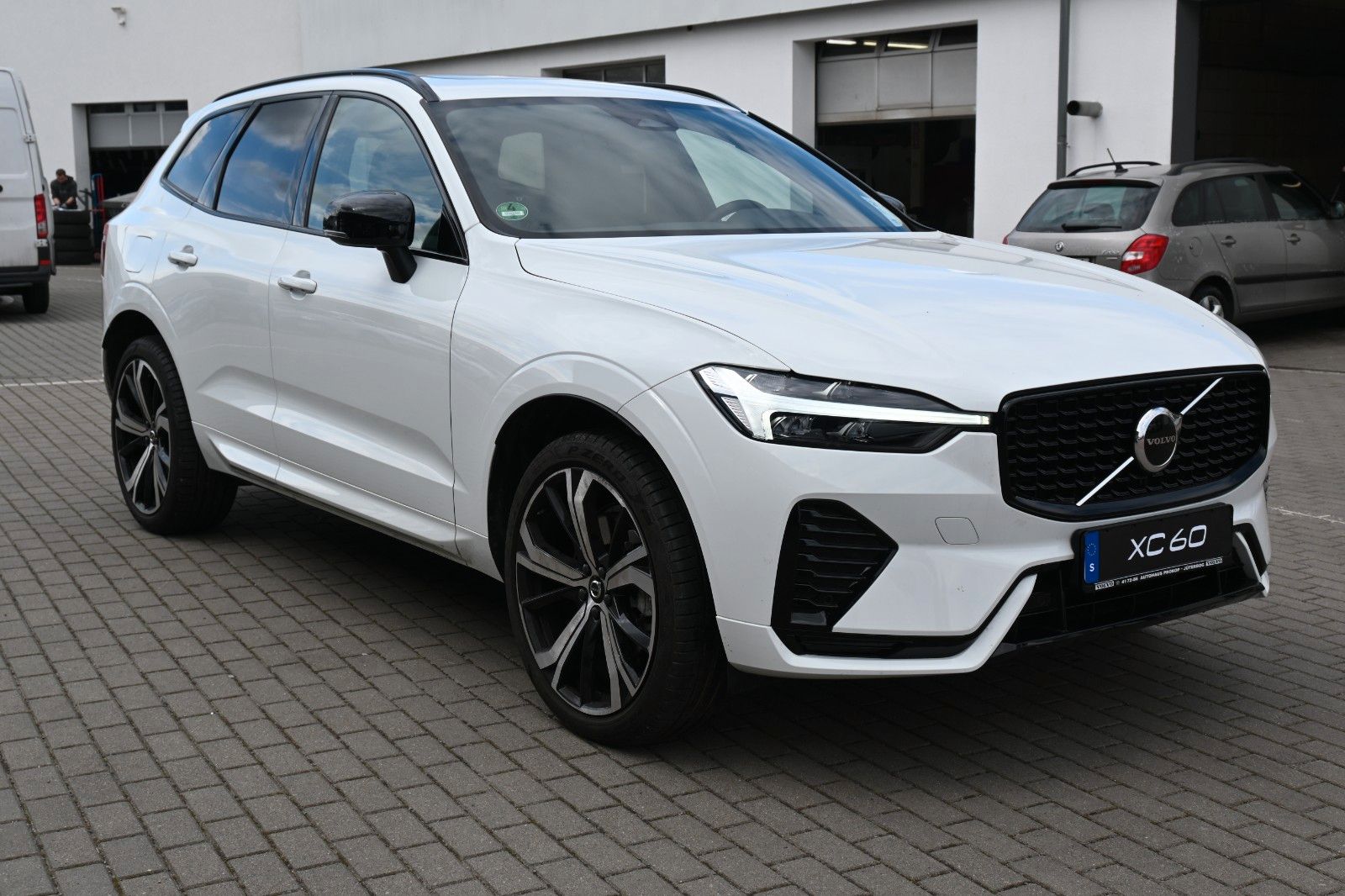 Fahrzeugabbildung Volvo XC60 B4 D AWD Autom. R-Design*STDHZG*PANO*ACC