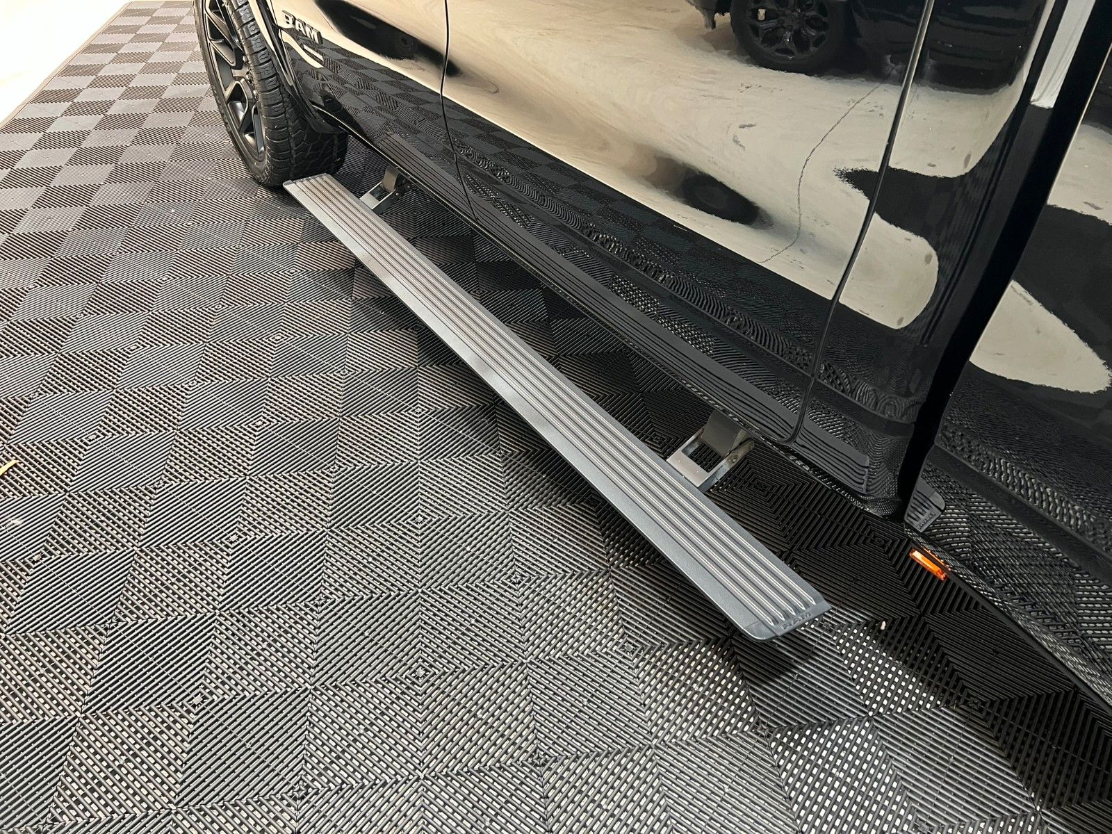 Fahrzeugabbildung Dodge RAM 1500 Laramie Crew Cab Longbed 4x4 *LPG/AHK*