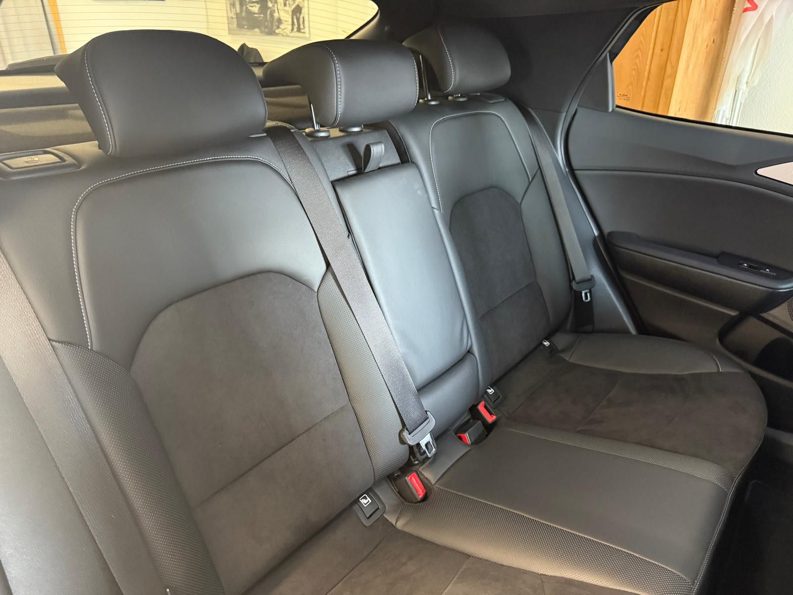 Fahrzeugabbildung Kia XCeed Black Xdition/WENIG KM/PANO/CARPLAY/SOUND