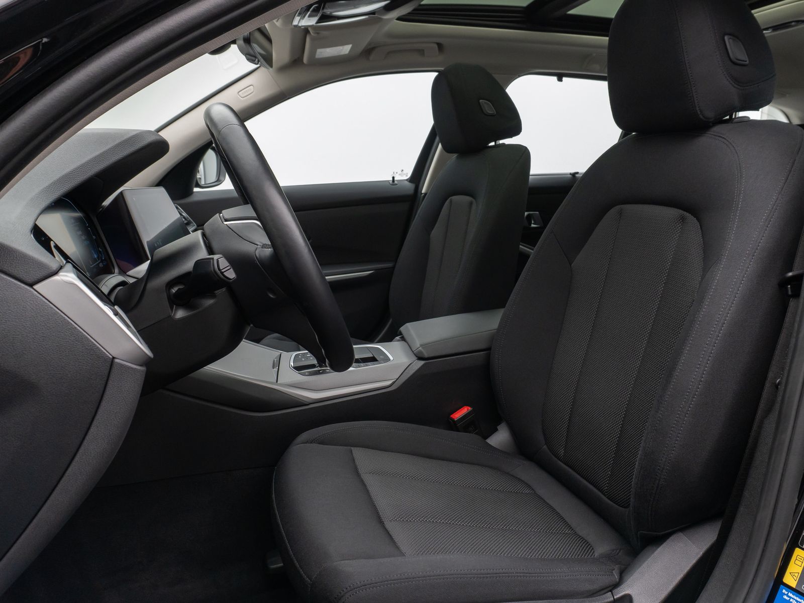 Fahrzeugabbildung BMW 330e Panorama Kamera DAB WLAN Lenkrhzg Alarm LED