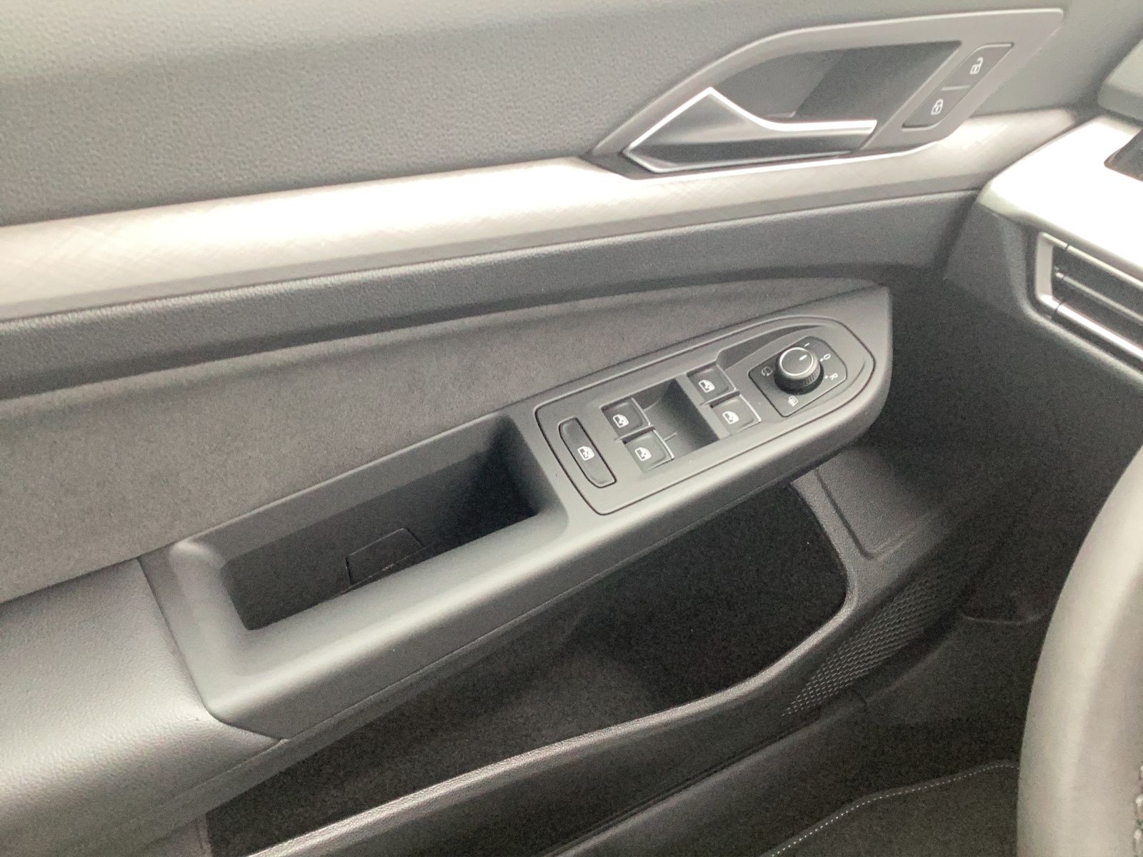 Fahrzeugabbildung Volkswagen Golf VIII Variant Life TDI DSG LED+ Navi ACC AHK