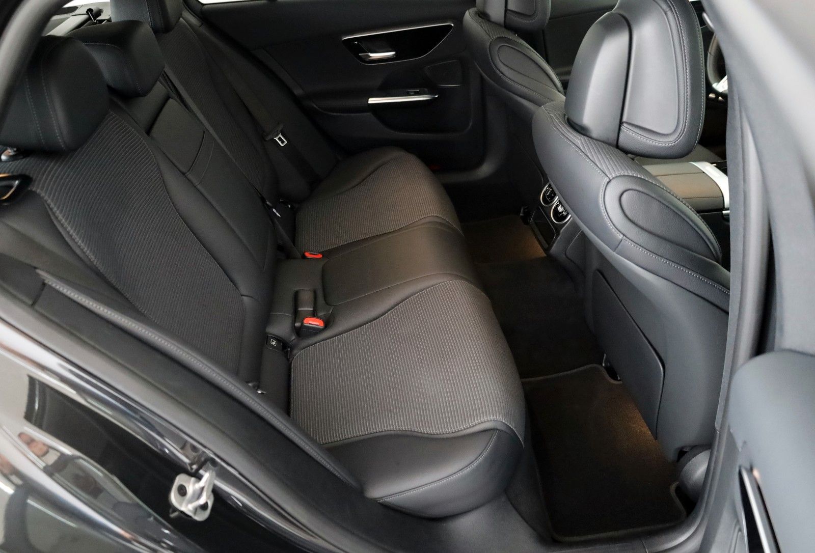 Fahrzeugabbildung Mercedes-Benz C 300e T T.Leder,Navi,LED,Night/Park Paket,Apple