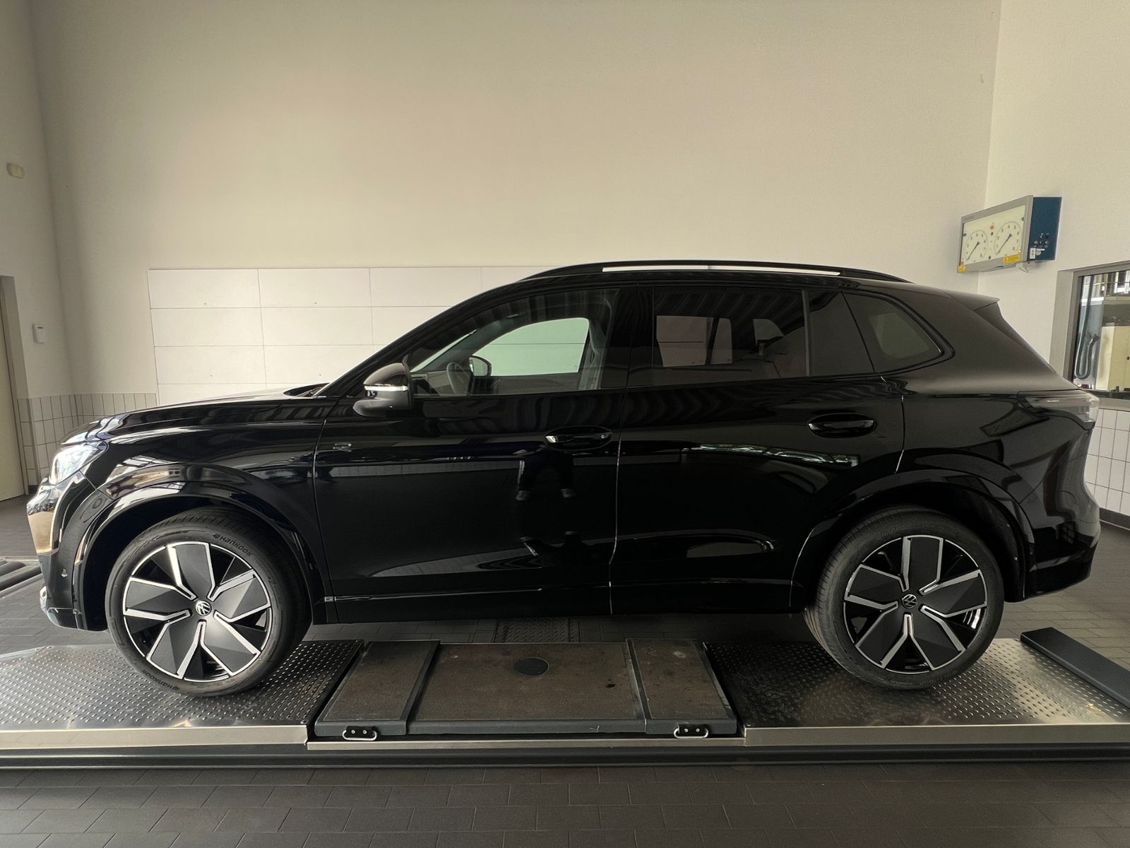 Fahrzeugabbildung Volkswagen Tiguan R-Line 2.0 TDI DSG 4MOTION *AHK, Navi, Pa