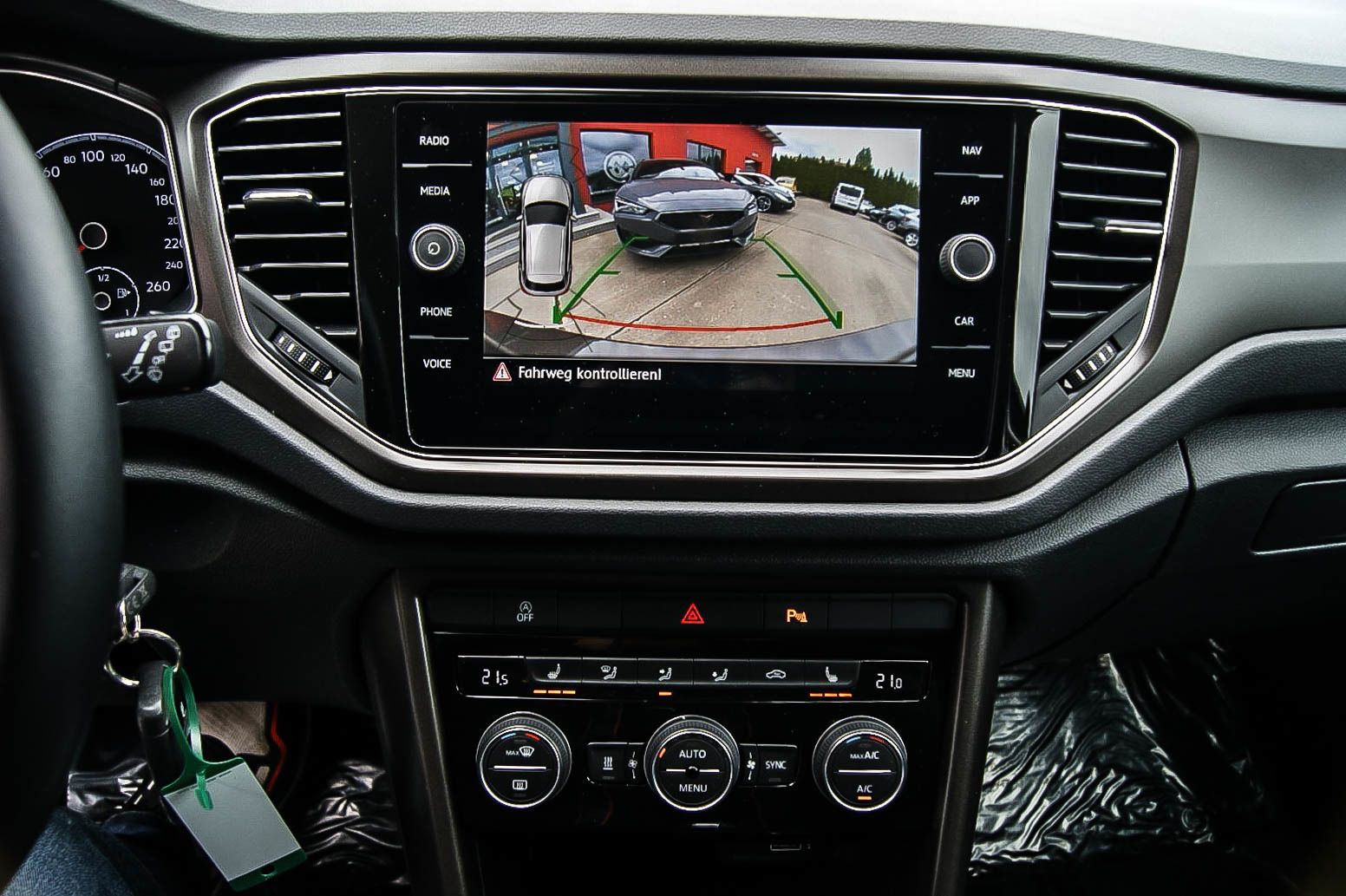 Fahrzeugabbildung Volkswagen T-Roc 15TSI DSG Style STHZG NAVI KAMERA 1HAND AC