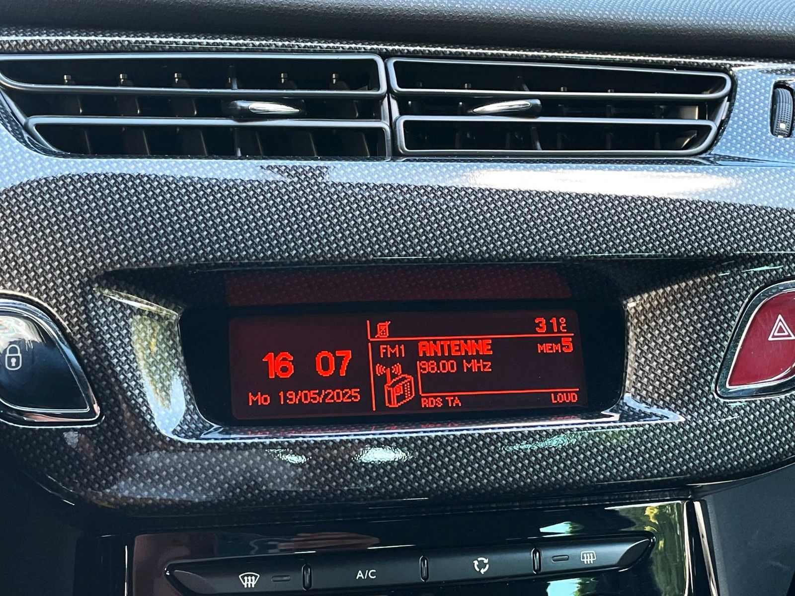 Fahrzeugabbildung Citroën DS3 SportChic 155 THP KIMAAUTOMATIK GANZJ REIFEN