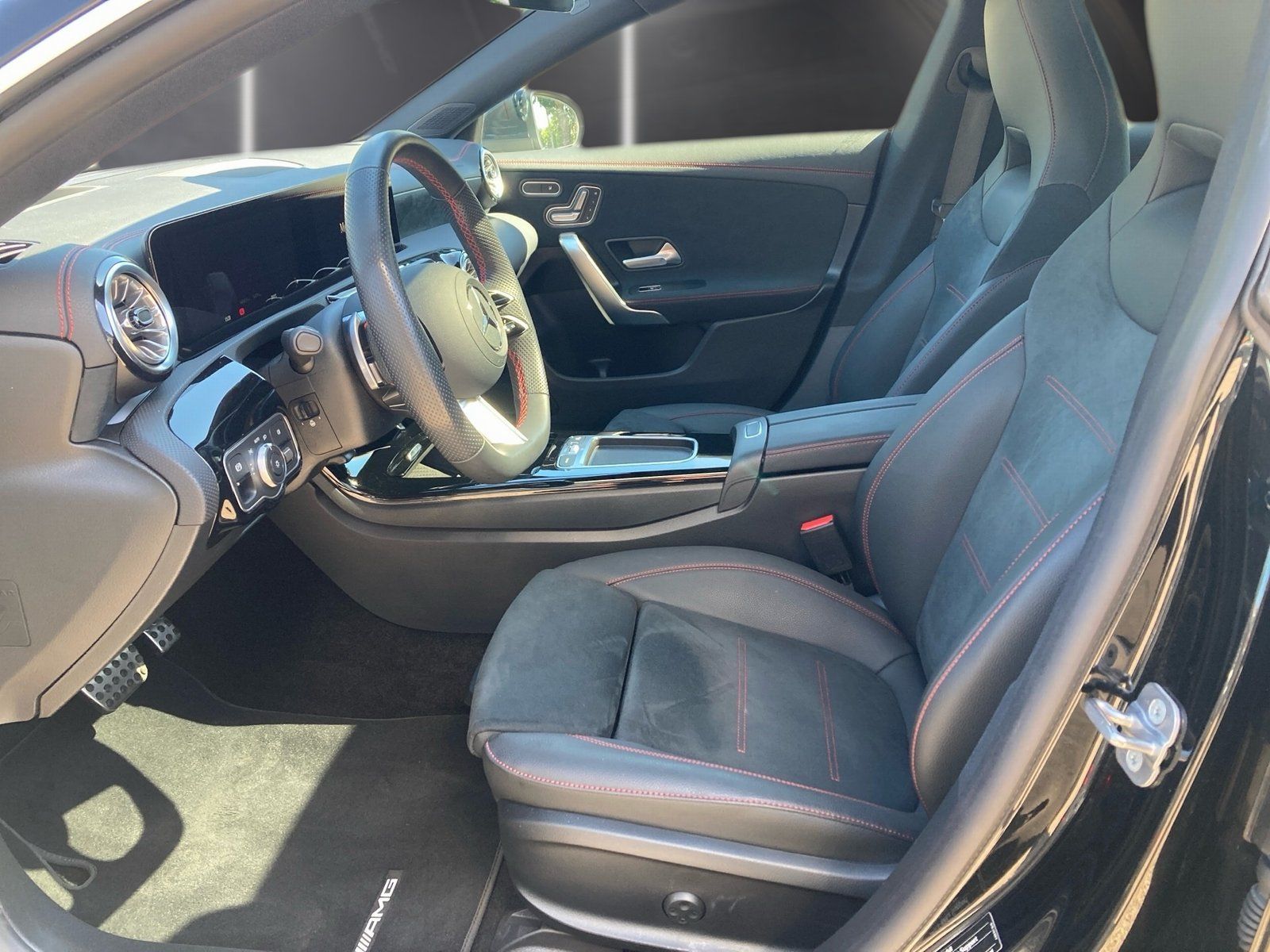 Fahrzeugabbildung Mercedes-Benz CLA 200 SB AMG PLUS*AHK*Pano*HUD*360°*MultiBeam*