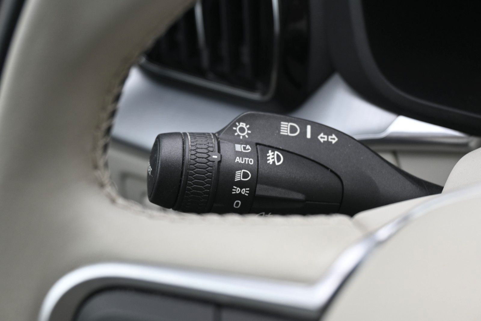 Fahrzeugabbildung Volvo XC60 T8 AWD Momentum Plug-In Hybrid*PANO*BLIS