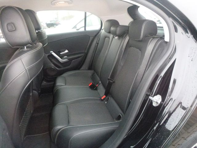 Fahrzeugabbildung Mercedes-Benz A 180 >AUT/NAVI/Sitzheiz/SR NEU<