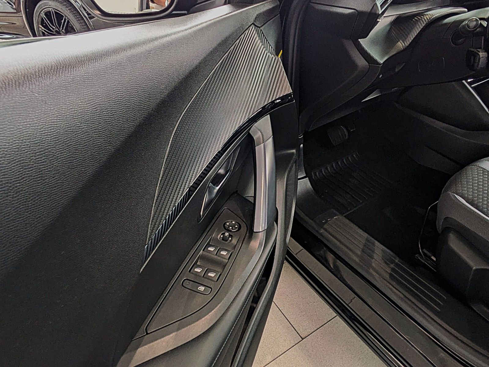 Fahrzeugabbildung Peugeot 2008 ALLURE HDI 8G ACC 360° NAVI SHZ KEYLESS 1Hd