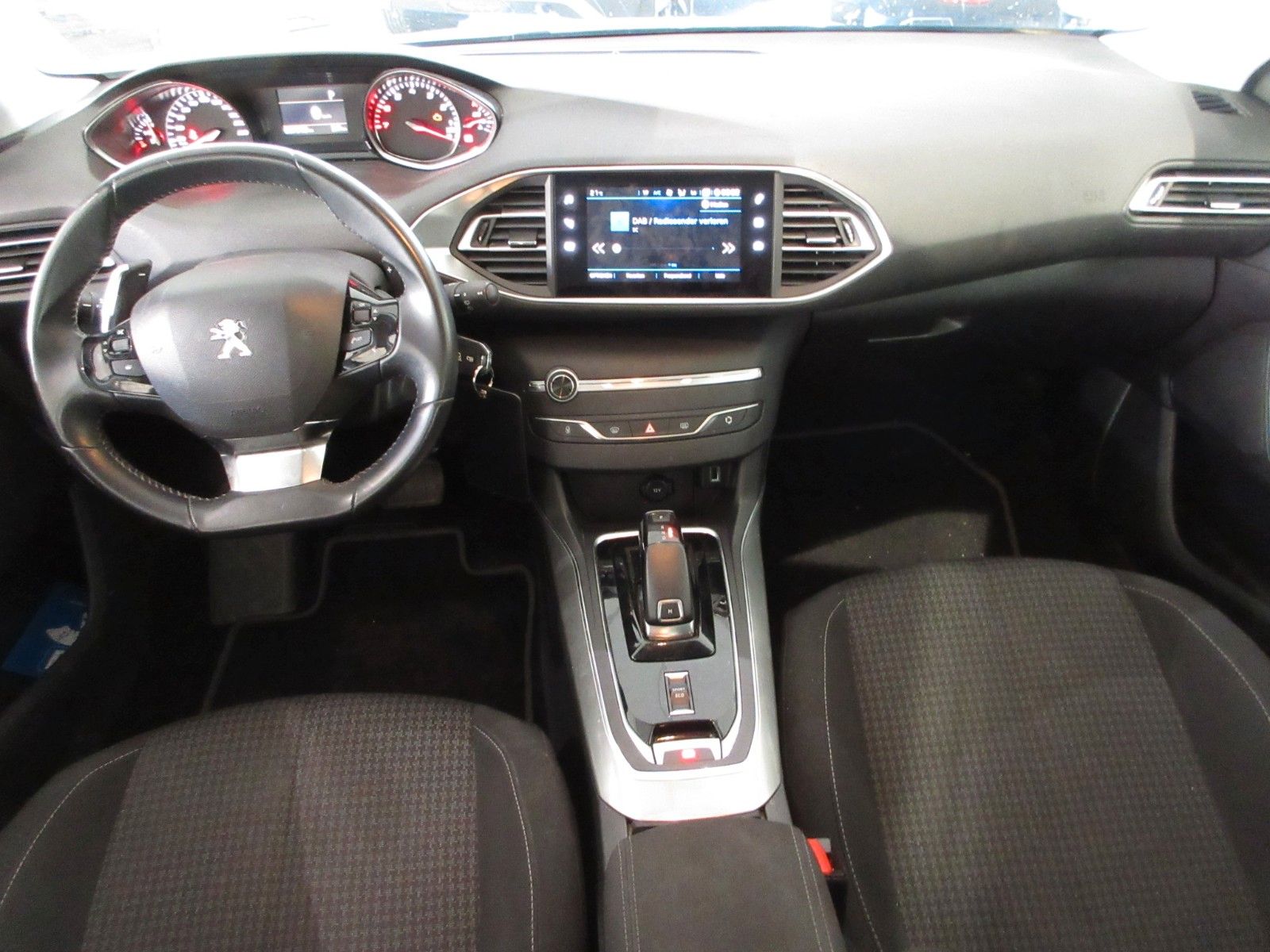 Fahrzeugabbildung Peugeot 308 Active Pack 1.2T LED/NAVI/PDC/TEMPOMAT