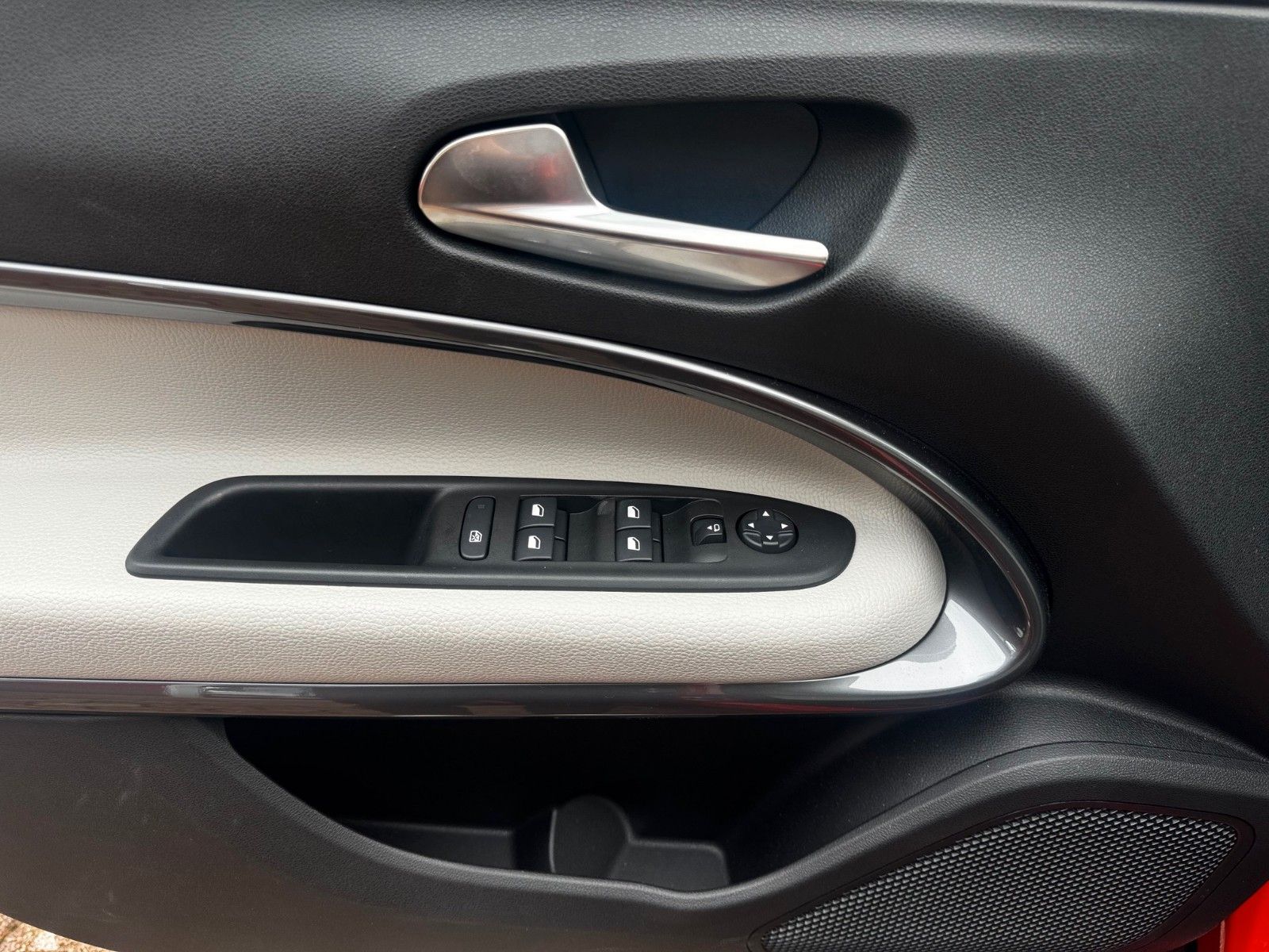 Fahrzeugabbildung Fiat 600E La Prima / Navi / Kamera / Sitzheizung