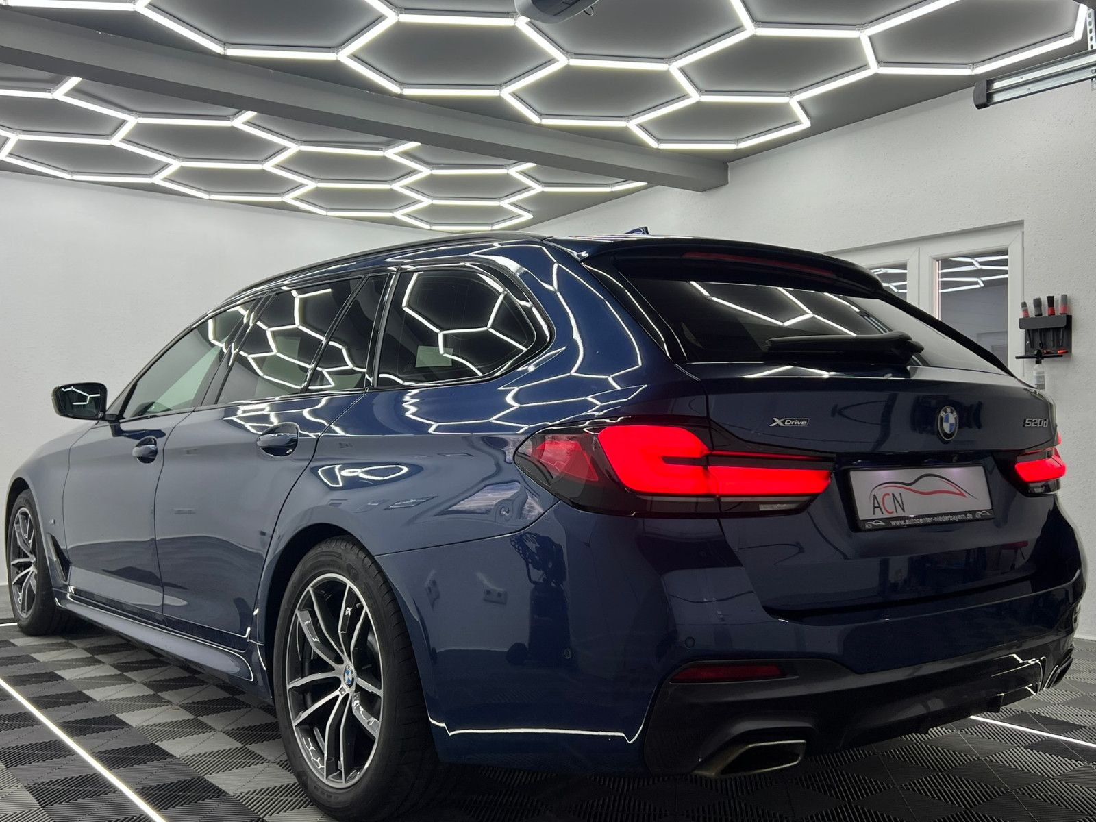 Fahrzeugabbildung BMW 520 d xDrive M SPORT/STHZ/LED/ACC/AHK/AMBIENTE