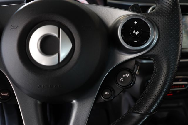 Fahrzeugabbildung Smart ForTwo Cabrio|AUT.|NAVI|LEDER|SHZ|JBL|LED