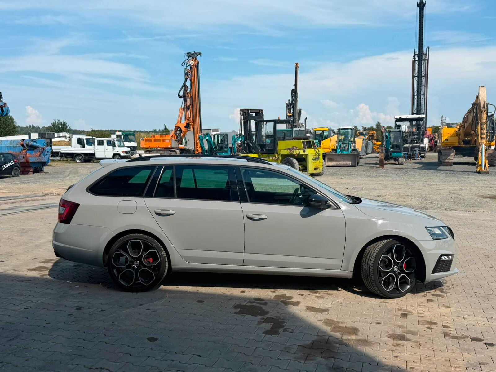 Fahrzeugabbildung SKODA OCTAVIA RS / 4x4 / NAVI