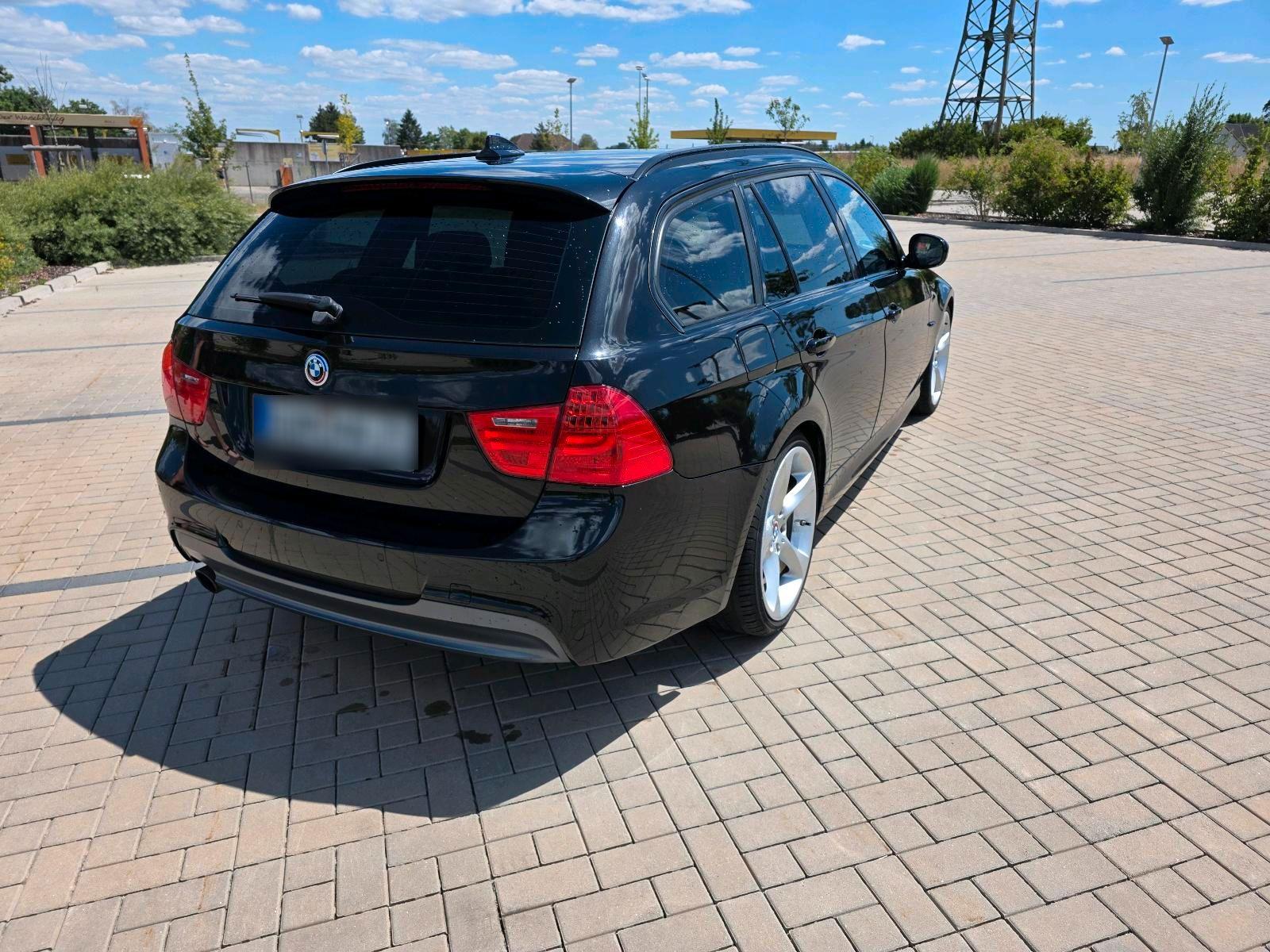 BMW 320 2010 — rear view