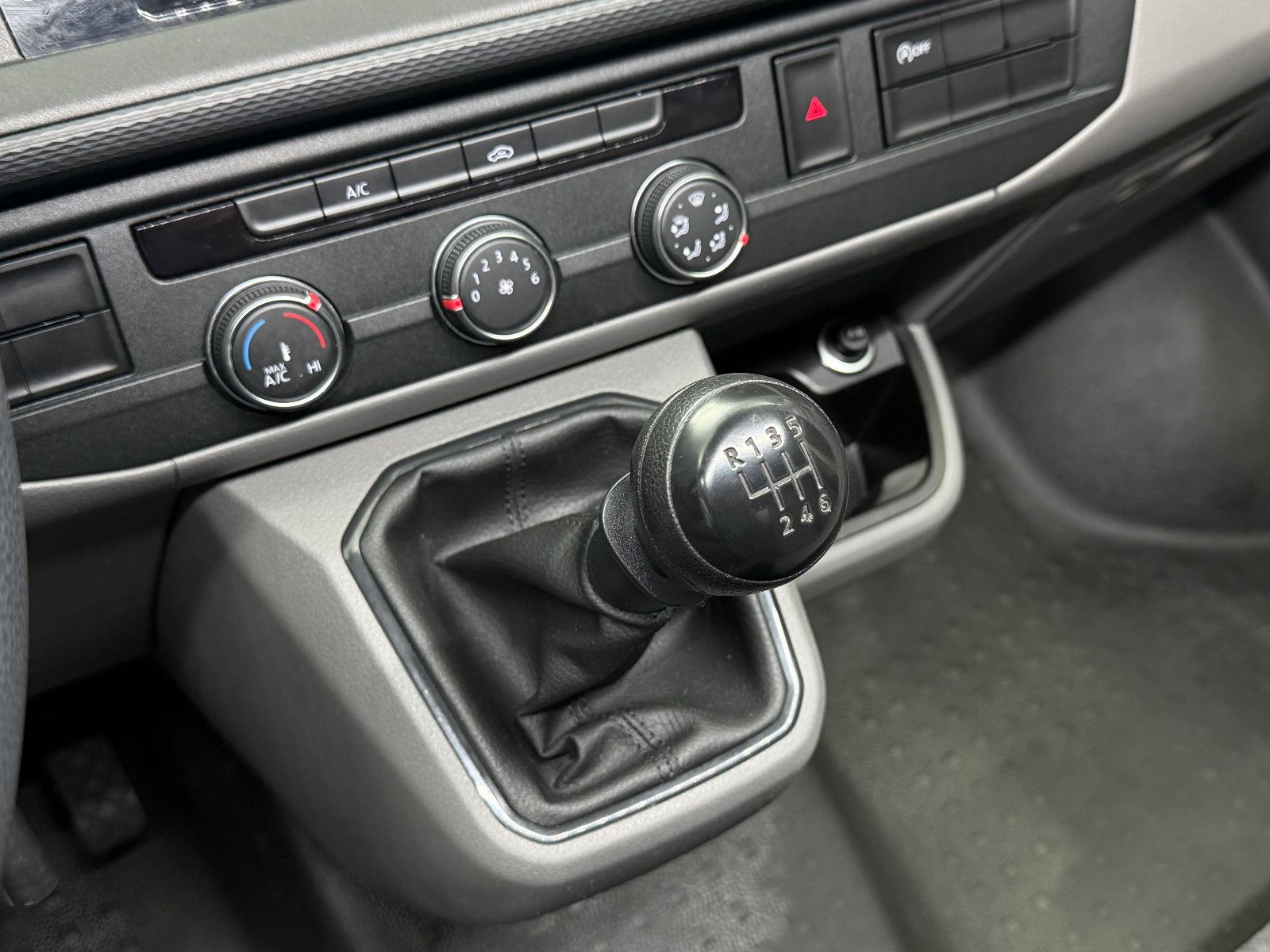 Fahrzeugabbildung Volkswagen T6.1 Transporter Kasten lang FWD|AC|PDC