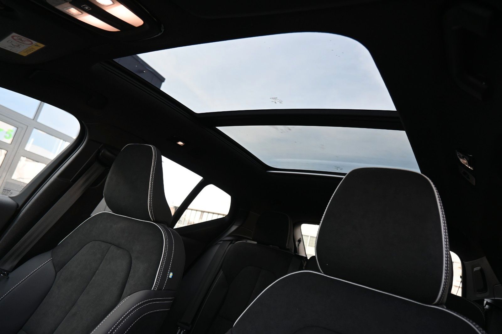 Fahrzeugabbildung Volvo XC40 Ultimate RC Pure Electric AWD*360°*PANO*GSD