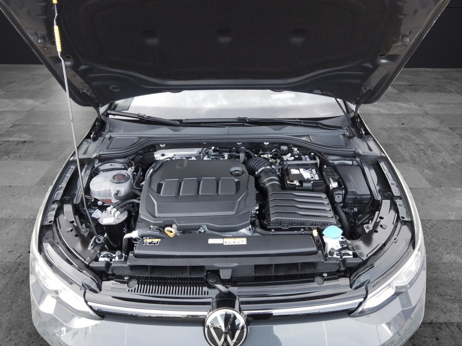 Fahrzeugabbildung Volkswagen Golf VIII Move TDI DSG LED ACC AHK PANO HuD AID