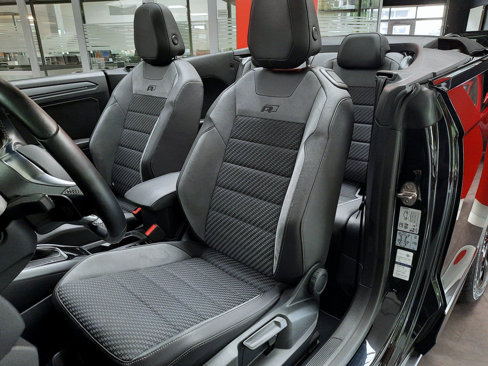 Fahrzeugabbildung Volkswagen T-Roc Cabrio R-Line Black&Style DSG*AHK*Navi*Cam