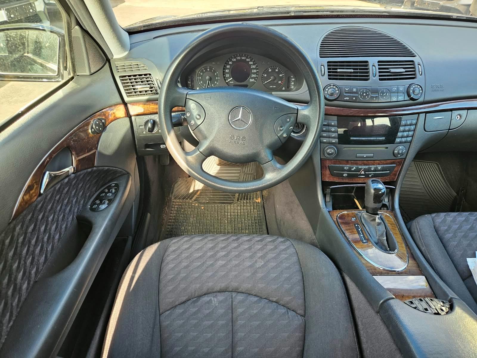 Mercedes-Benz E220 2004 — photo 17