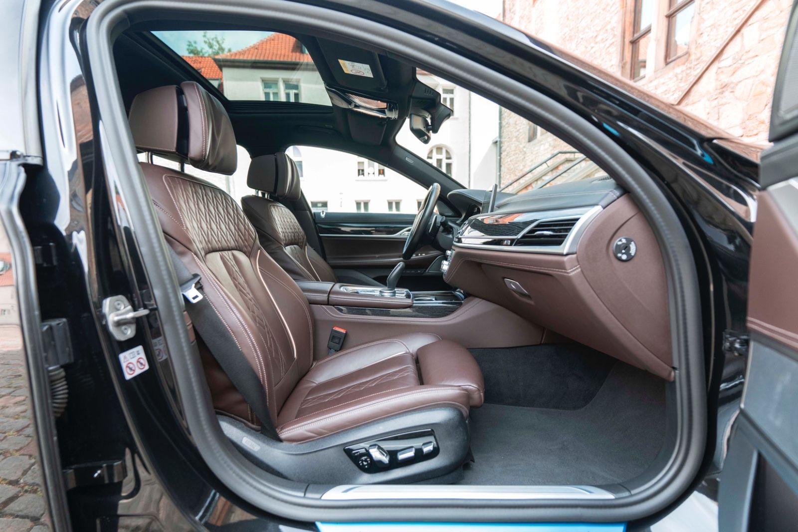 Fahrzeugabbildung BMW 745 e M SPORT H&K LASER MASSAGE PANO 360° HUD