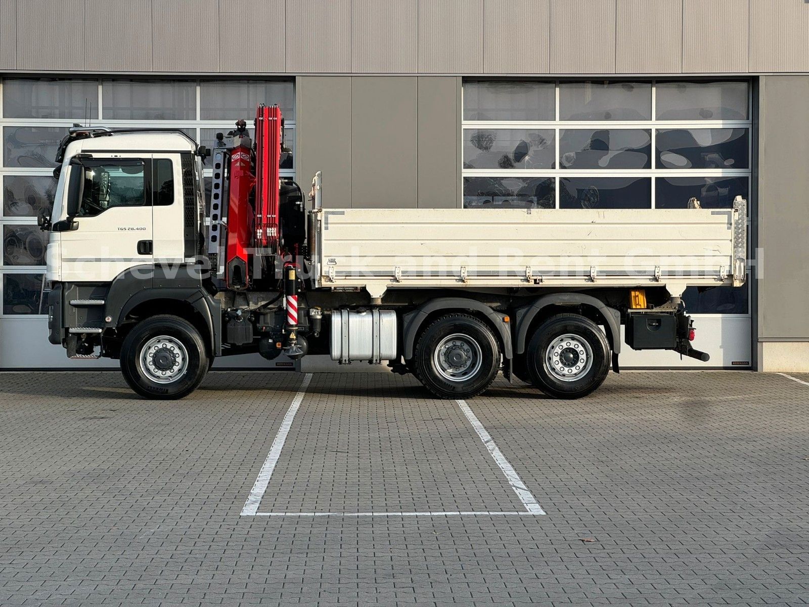 Fahrzeugabbildung MAN TGS 28.400 6x4-4 Dreiseitenkipper FASSI F195