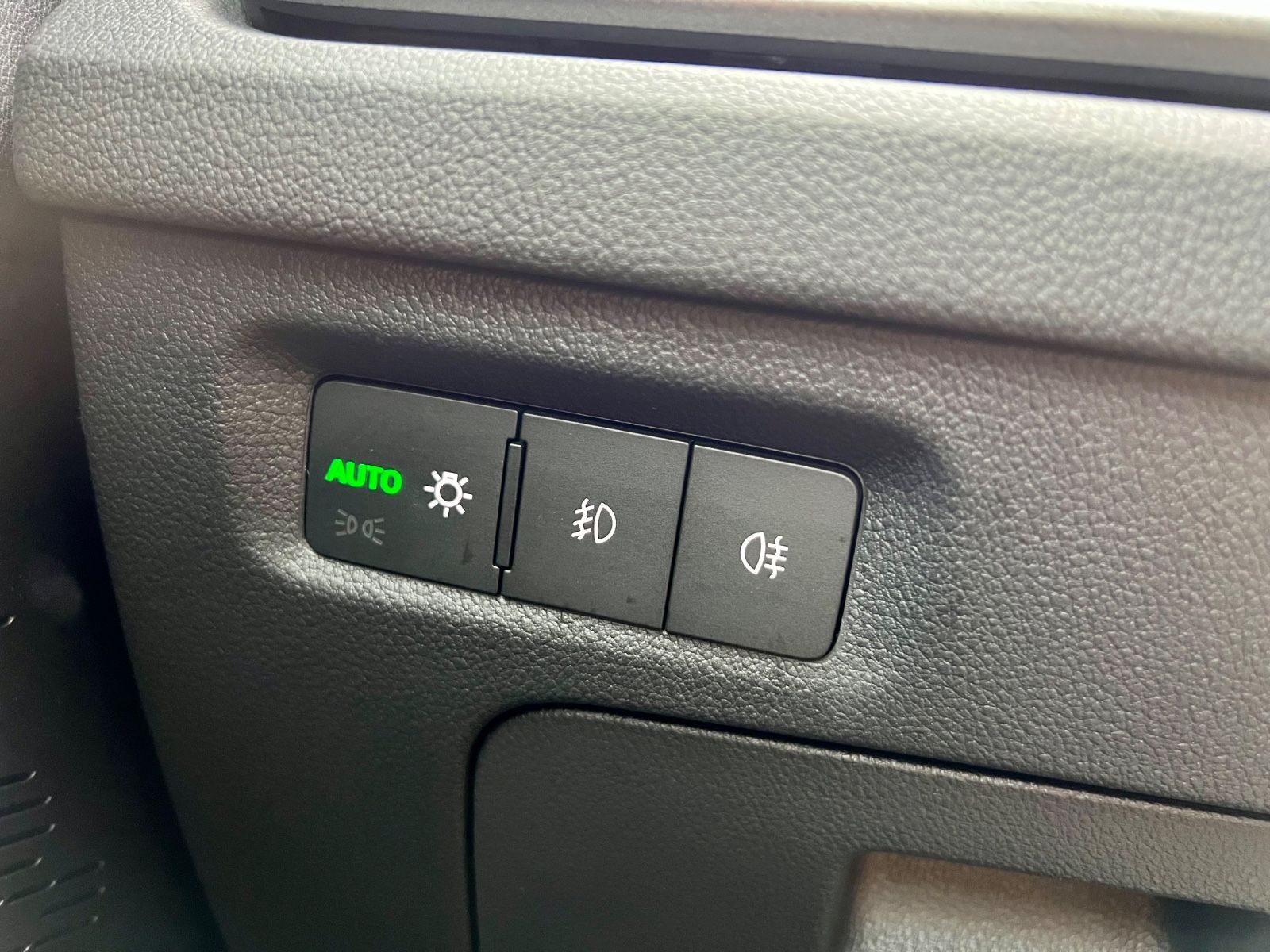 SKODA Octavia Combi 2.0 TDI AAC PDC NAVI AHK LED