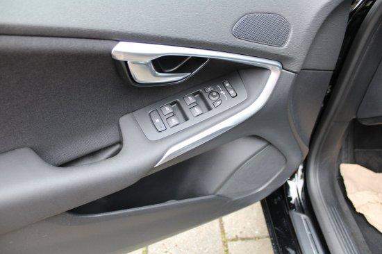 Volvo V40 T2 Momentum  LED Navigation Klimaautomatik P