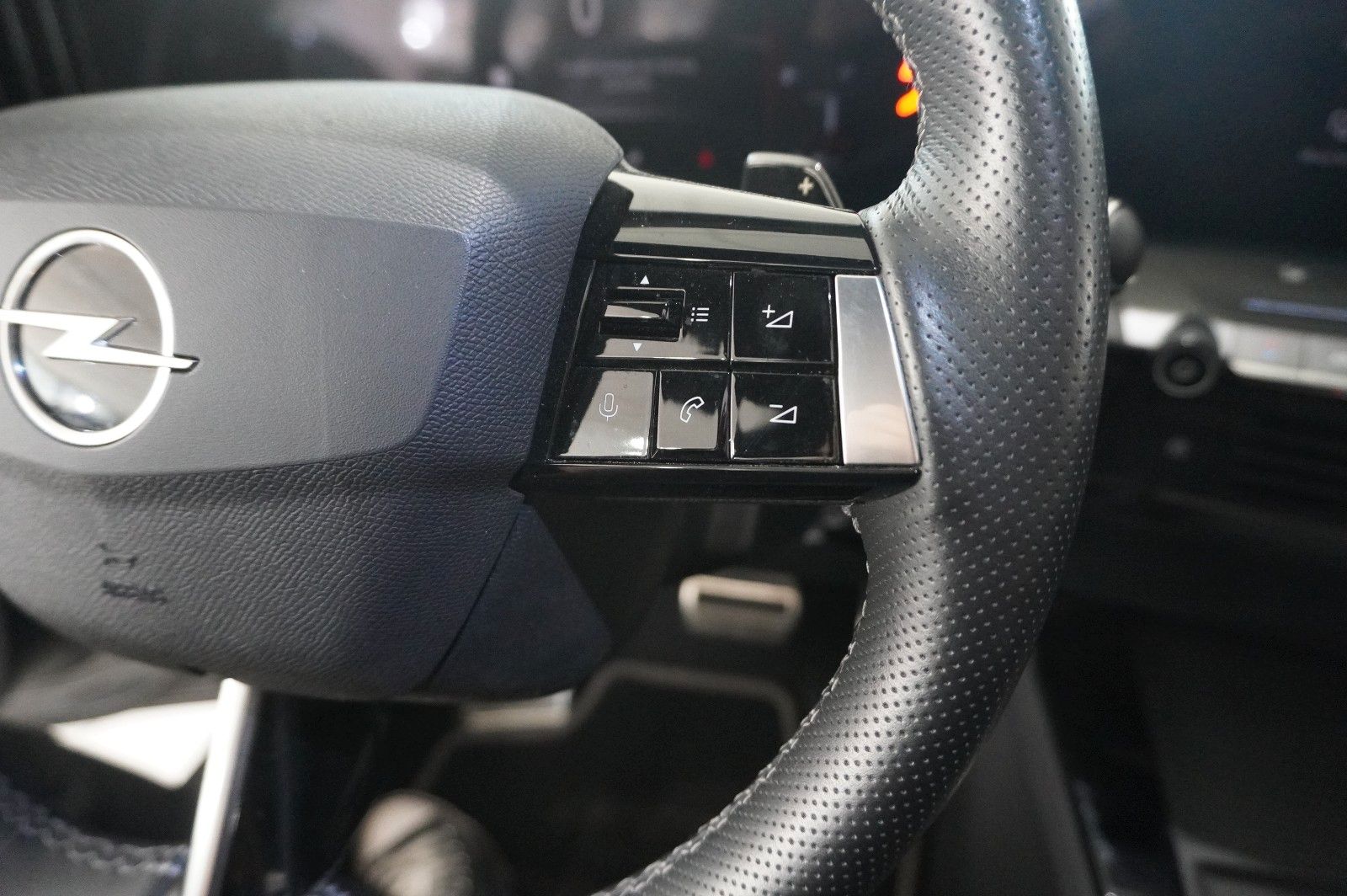 Fahrzeugabbildung Opel Astra L Lim. 1.6 HYBRID ULTIMATE NAVI/360°/PANO.