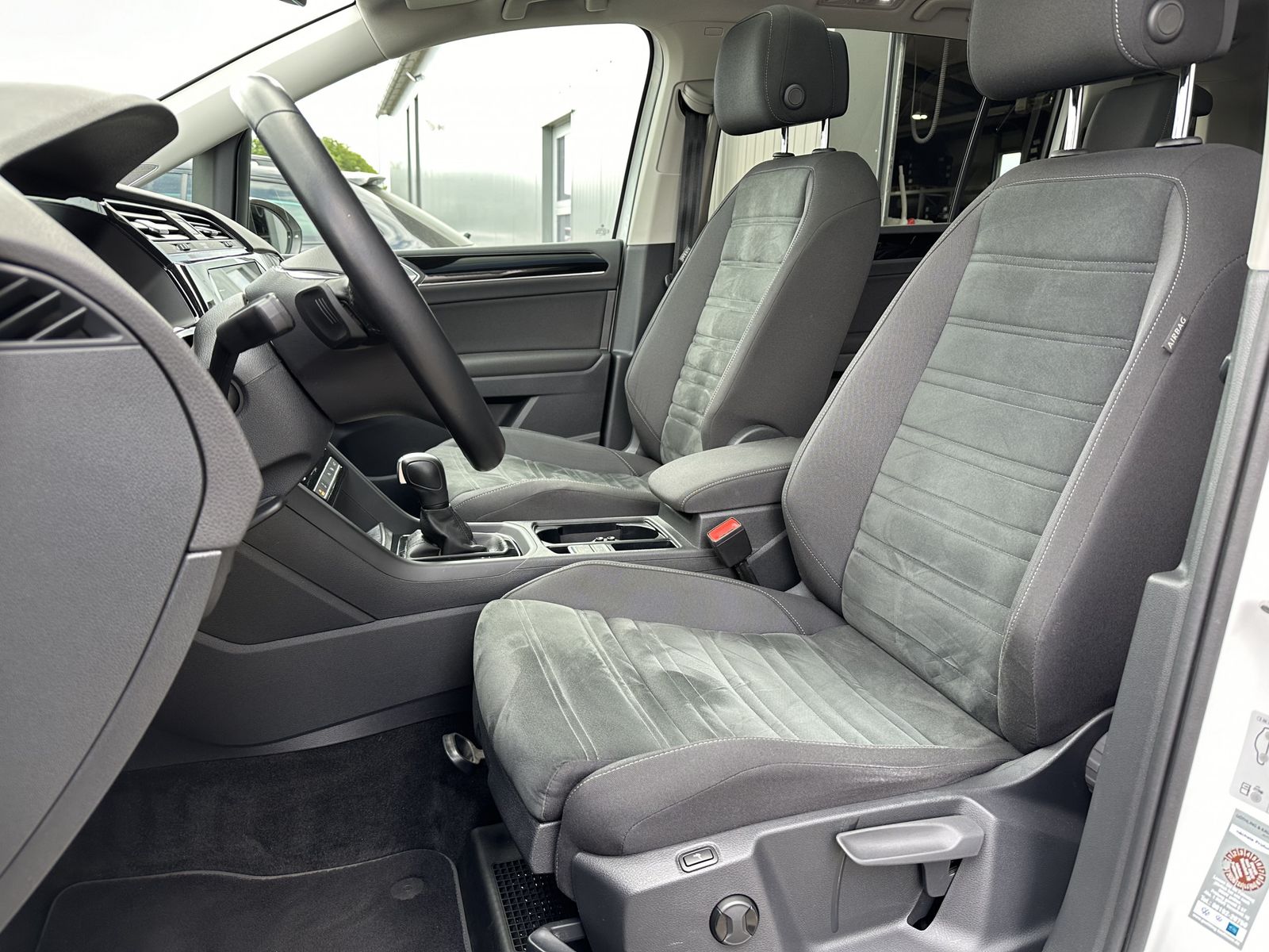Fahrzeugabbildung Volkswagen Touran 2.0 TDI DSG Highline NAV+LED+AHK+KAM+PANO