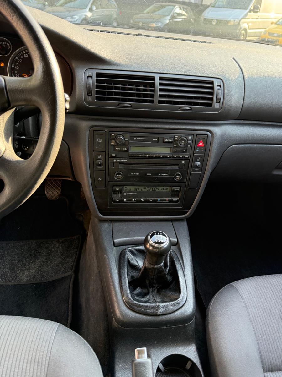Volkswagen Passat 2005 — photo 14