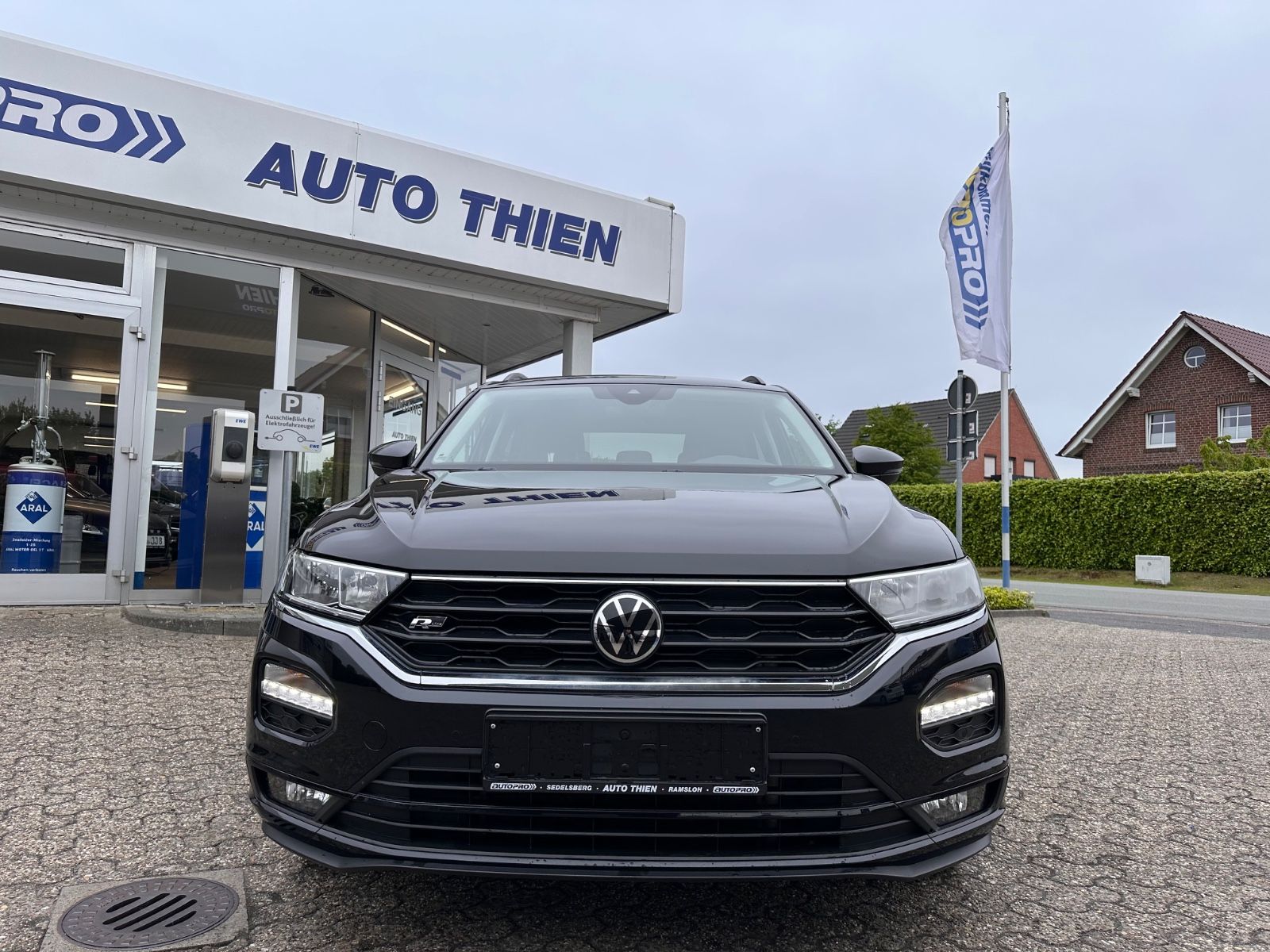 Fahrzeugabbildung Volkswagen T-Roc R Line 2.0 TDI DSG AHK/Beats/Navi/App/19"
