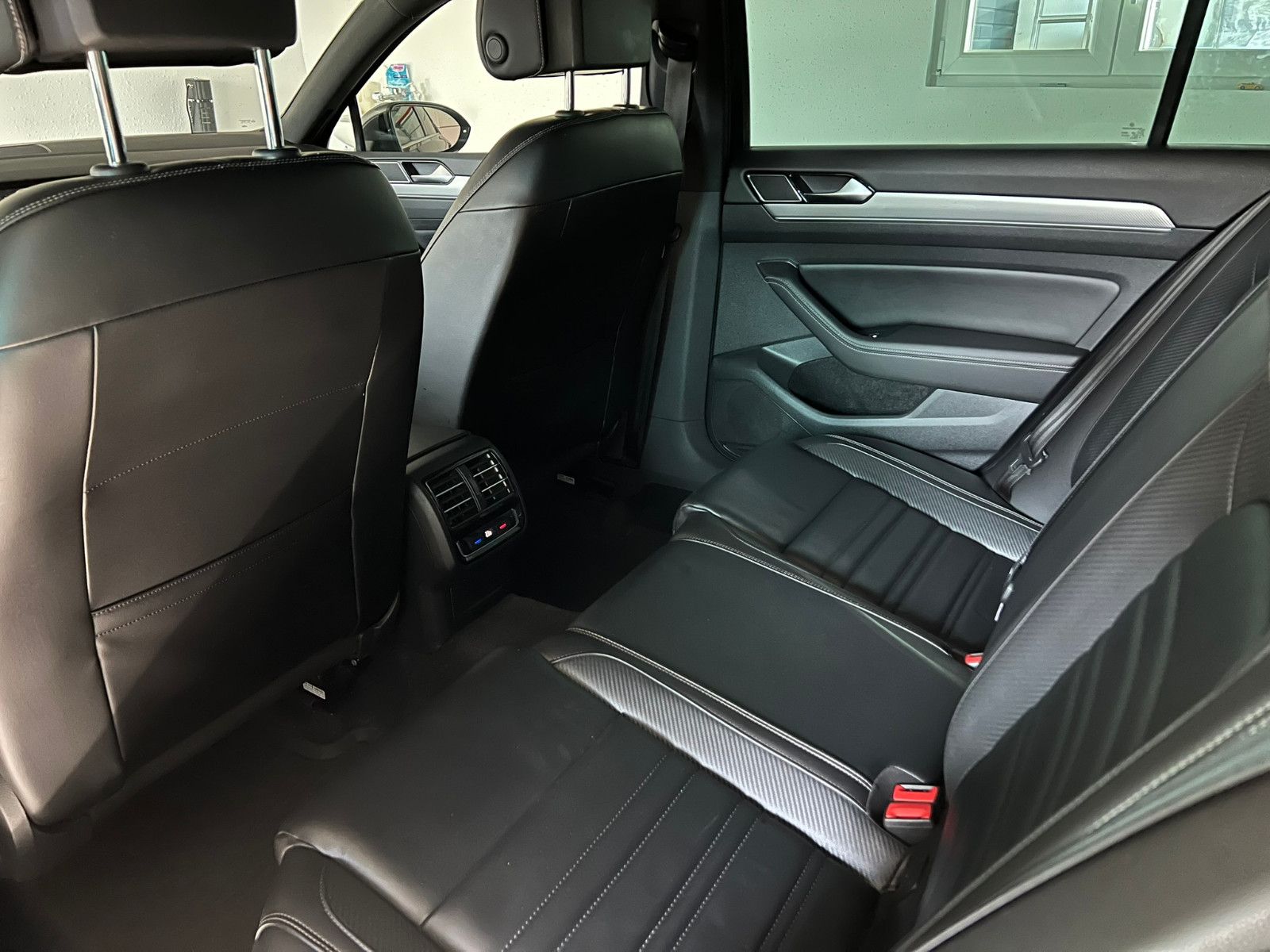 Fahrzeugabbildung Volkswagen Passat Lim. Highline 4Motion R-LINE/ACC/AHK/STHZ