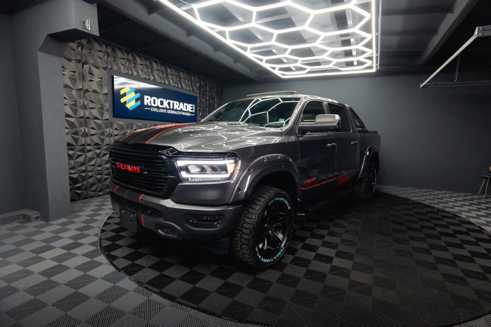 Fahrzeugabbildung Dodge RAM 5.7 V8 HEMI 4x4 OFFROAD Night-Edition *Pano*
