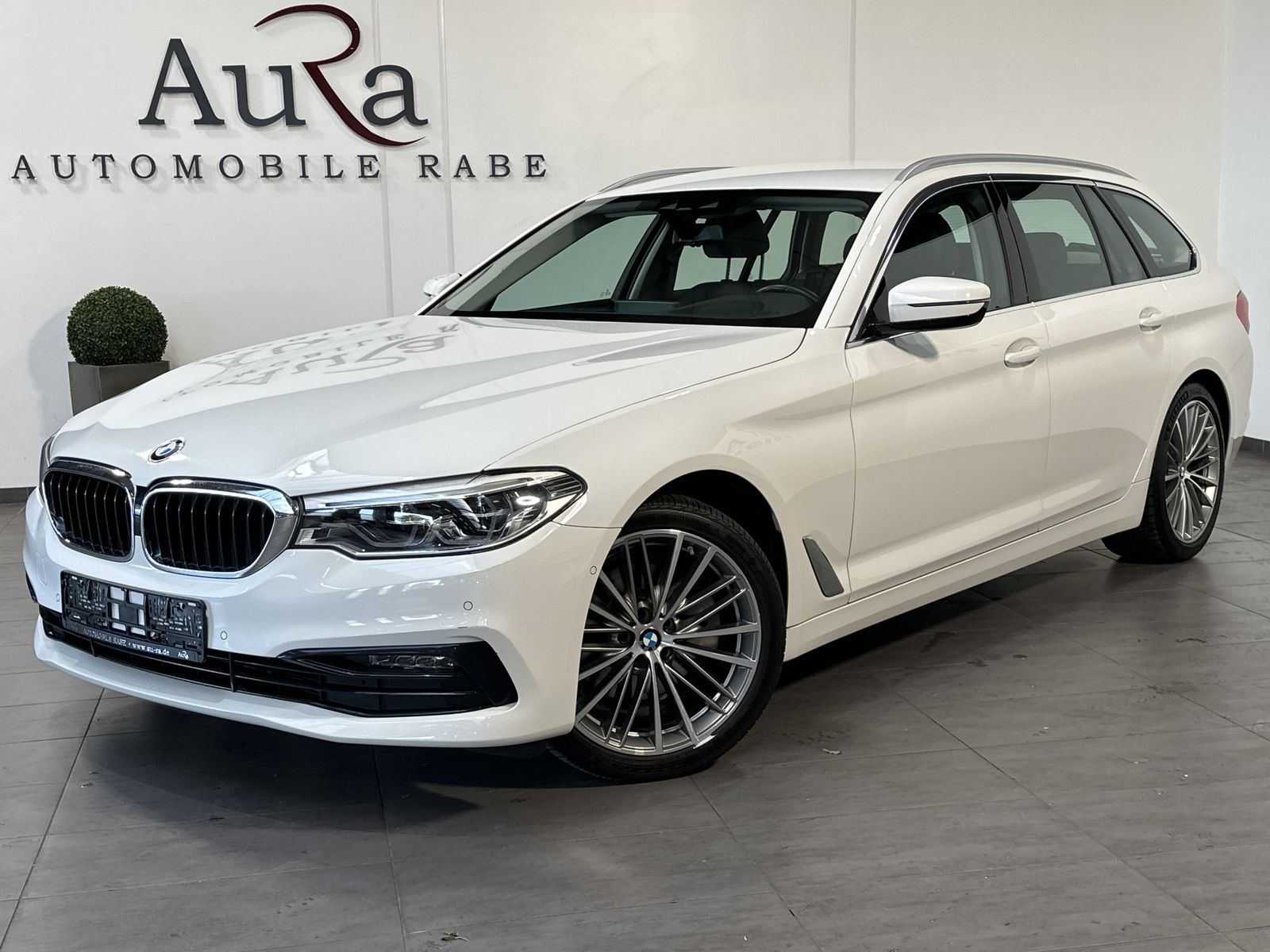 Fahrzeugabbildung BMW 520d Touring Sport-Line NAV+LED+VCOCK+KAMERA+SHZ