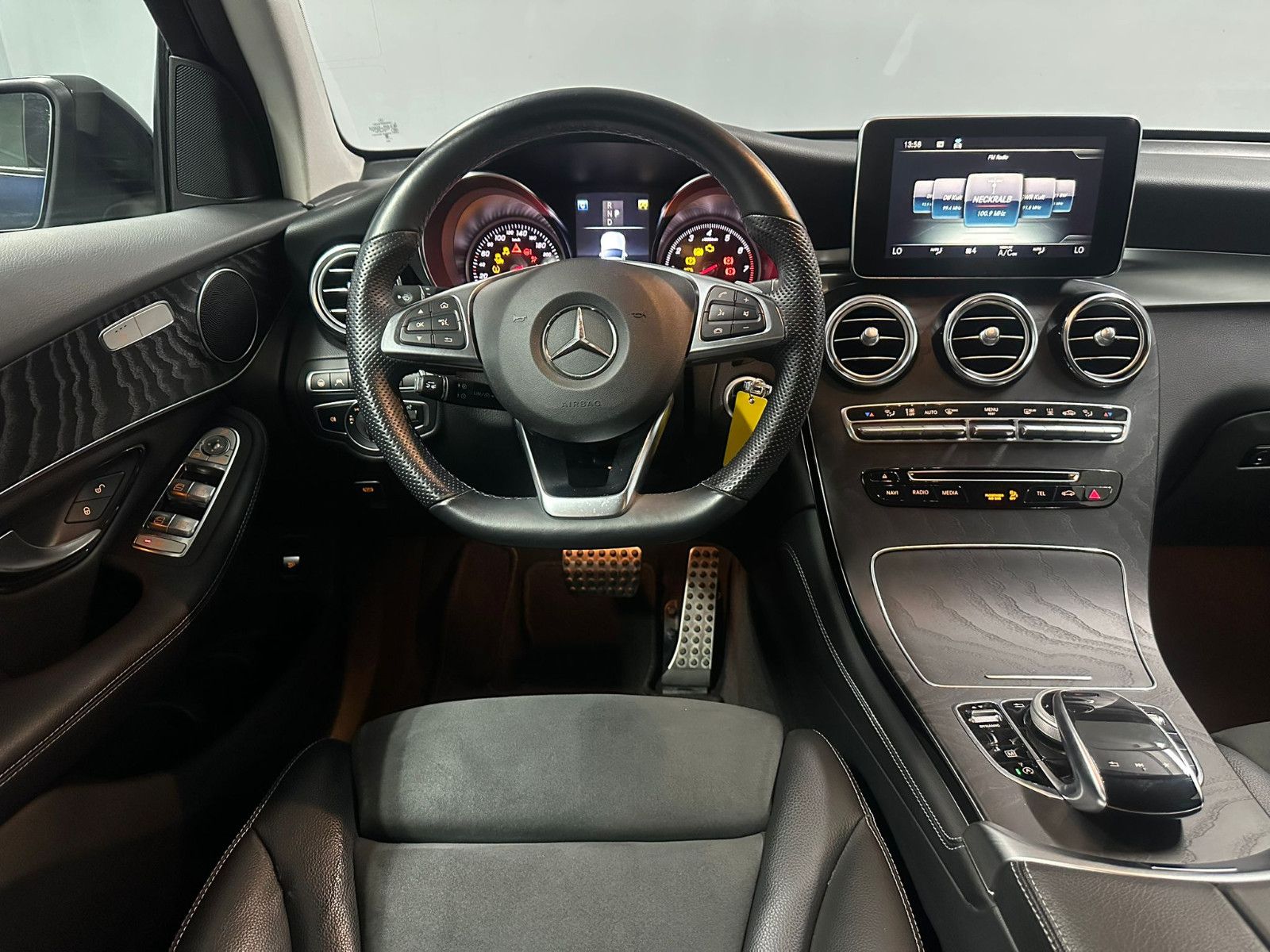 Fahrzeugabbildung Mercedes-Benz GLC 250 4MATIC Autom*AMG*NIGHT*SDH*KAMERA*DISTRO