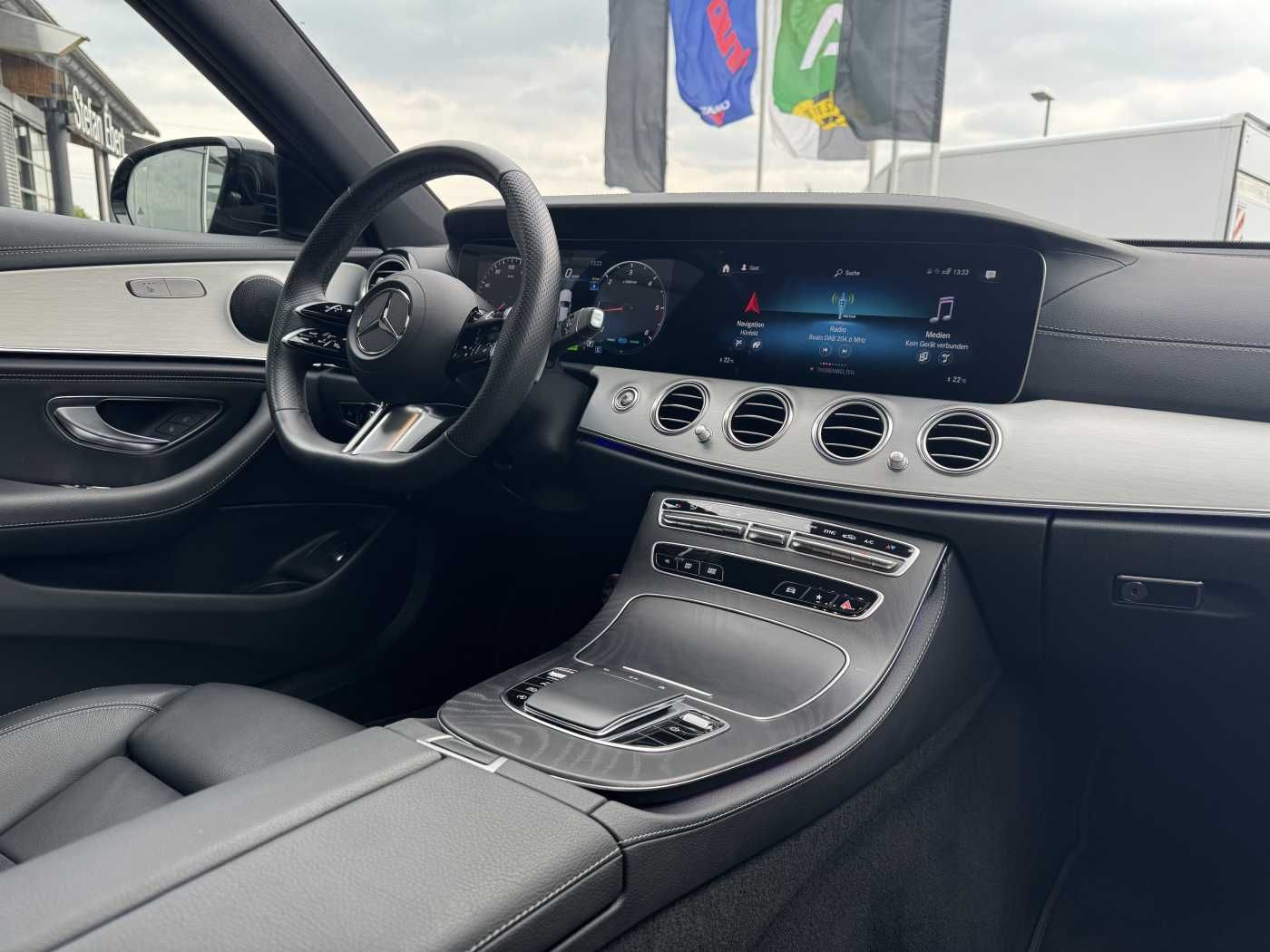 Fahrzeugabbildung Mercedes-Benz E 220d AMG+Pano+Distr+Multibeam+RFK+Night