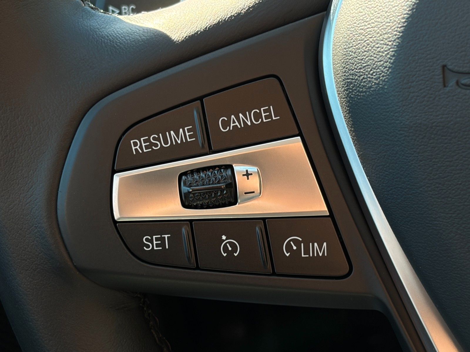 Fahrzeugabbildung BMW 318i Limo Autom. SHZ LED LKA TEMP CarPlay Navi