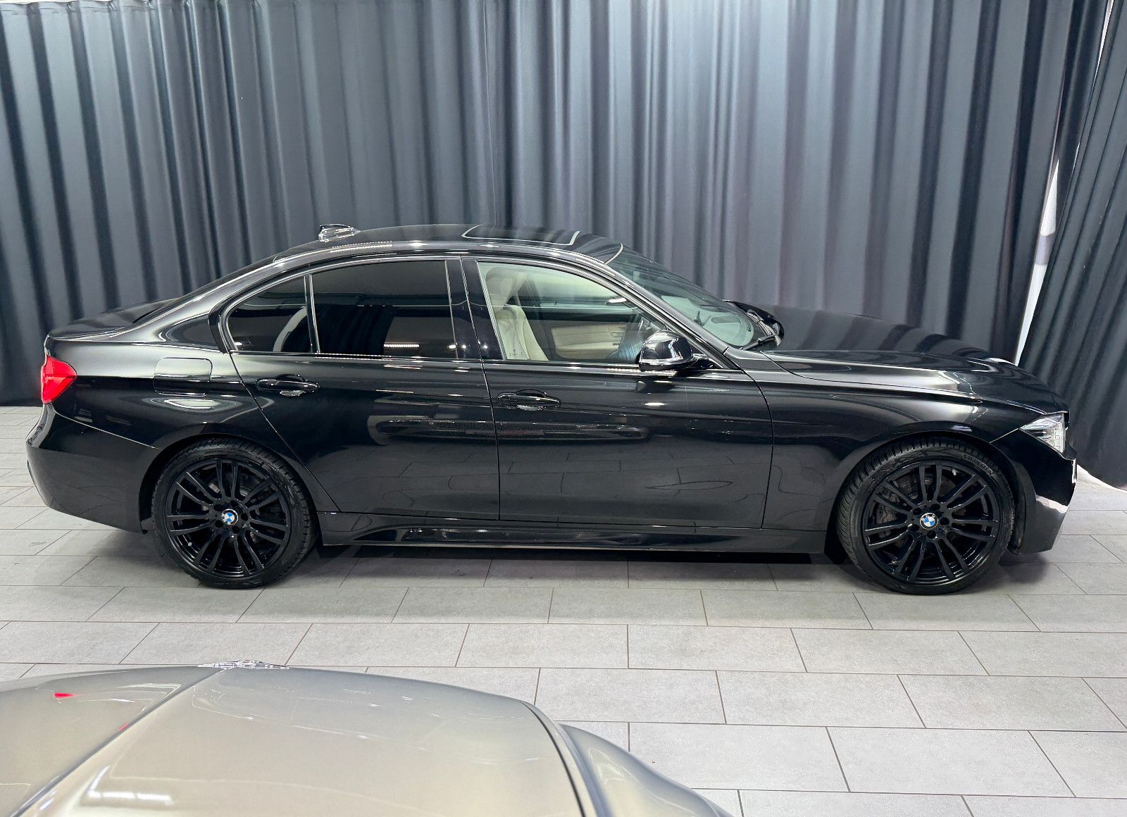 Fahrzeugabbildung BMW 335d xDrive Limo M Sport|H&K|PANO|HuD|VOLL