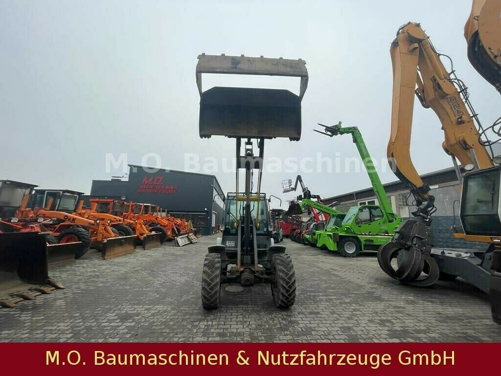 Fahrzeugabbildung Kramer 750 / 346-04 / SW / Klappschaufel / Allrad /