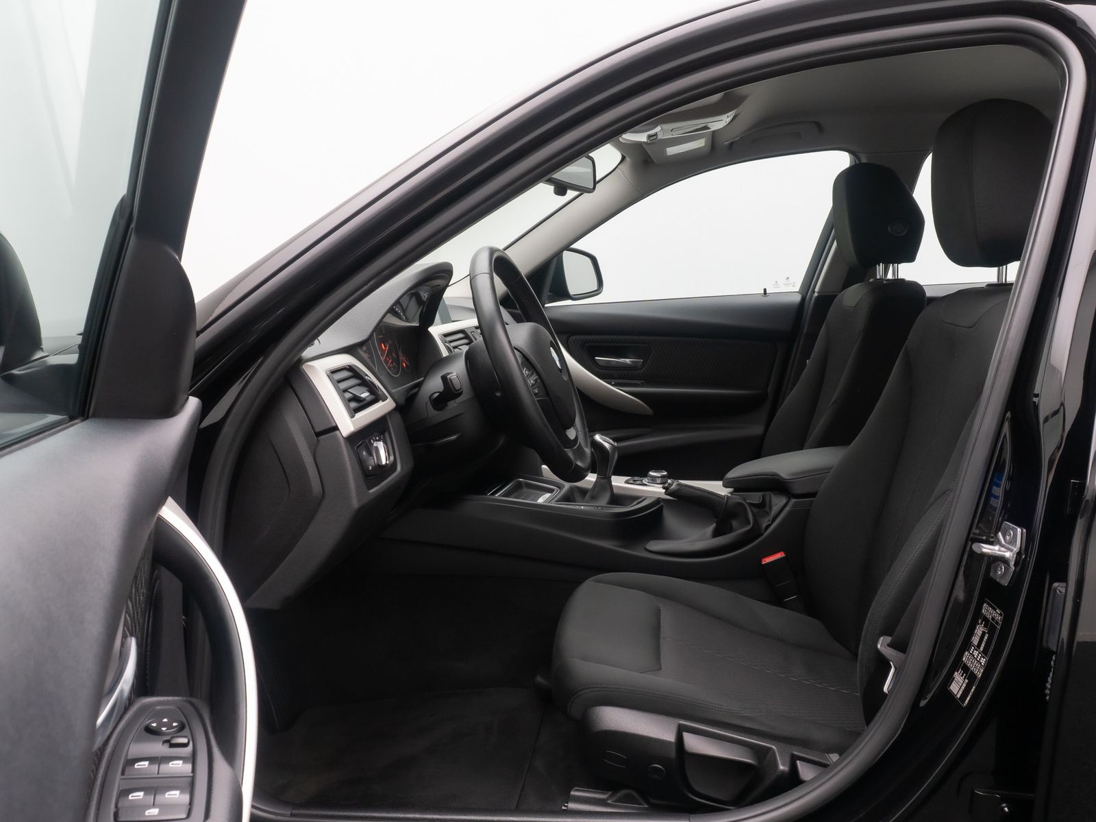 Fahrzeugabbildung BMW 318d GeschwindigReg AHK PDC Lordos NaviBusiness