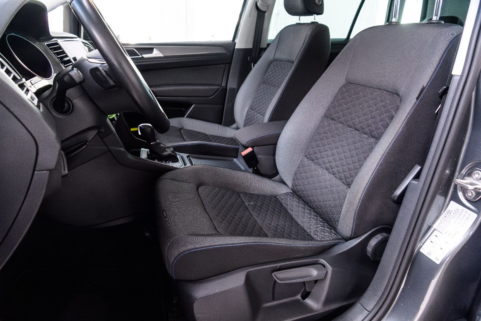 Fahrzeugabbildung Volkswagen Golf Sportsvan+LED+AHK+GJR+SHZ+NAVI+KAMERA