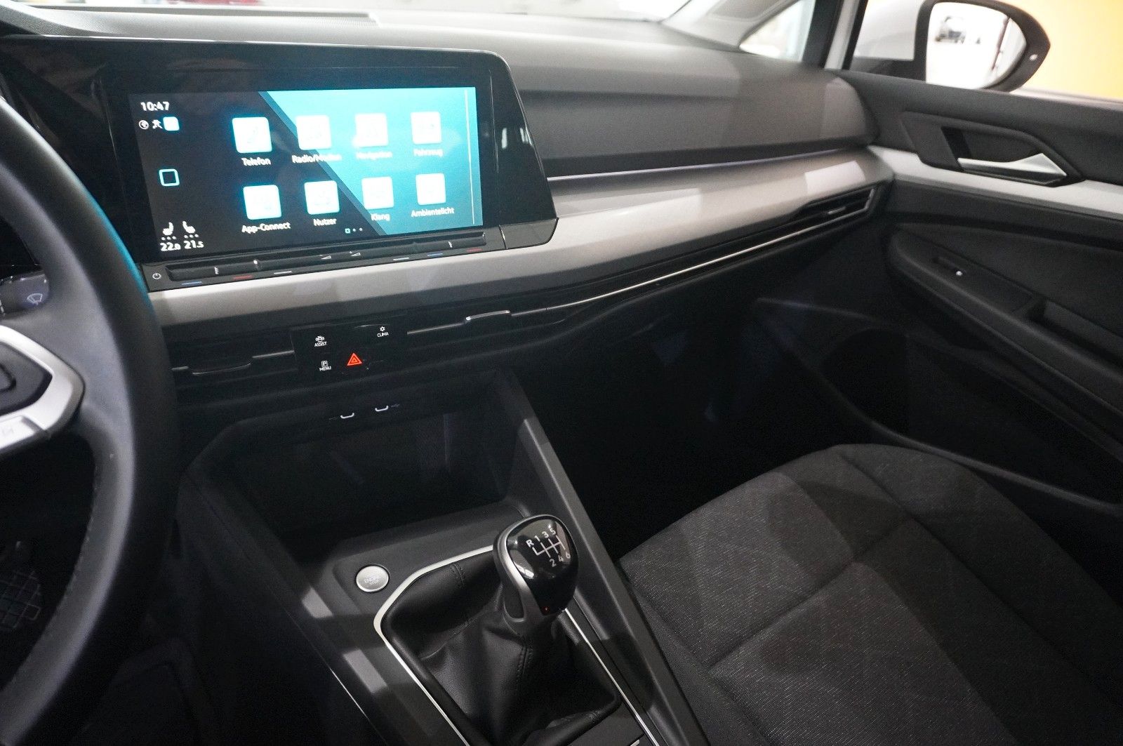 Fahrzeugabbildung Volkswagen Golf VIII Variant 1.5 TSI LIFE NAVI/LED/SHZ/VIRT