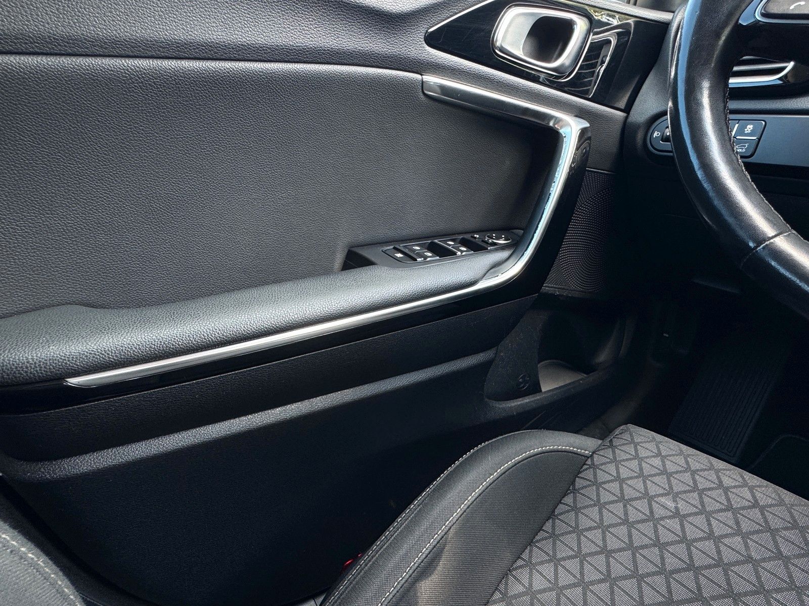 Fahrzeugabbildung Kia cee'd Sportswagon*Automatik*SHZ*LHZ*Navi*Kamera*
