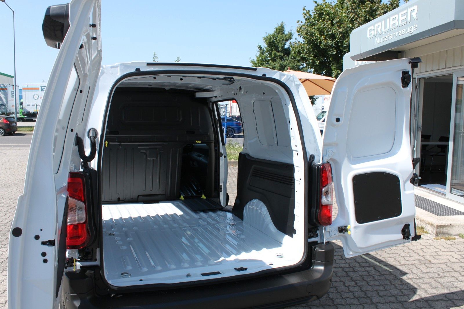 Fahrzeugabbildung Fiat Doblò L2 130PS 2x Schiebetür verglast