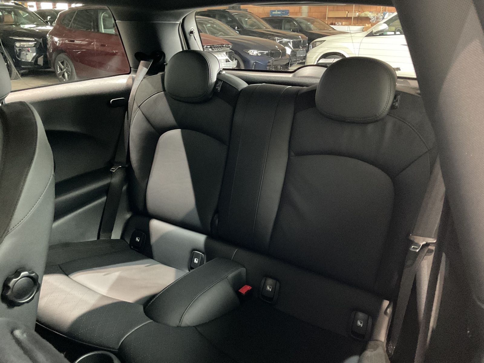 Fahrzeugabbildung MINI Cooper JCW Trim Autom. LED Navi Tempomat Klimaau