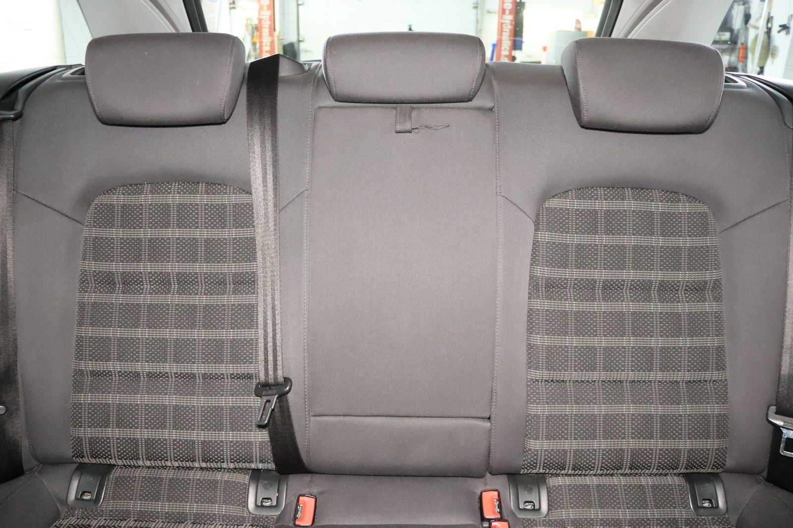 Fahrzeugabbildung Audi A4 1.8 TFSI Attraction Avant S-line * Bi-Xenon *